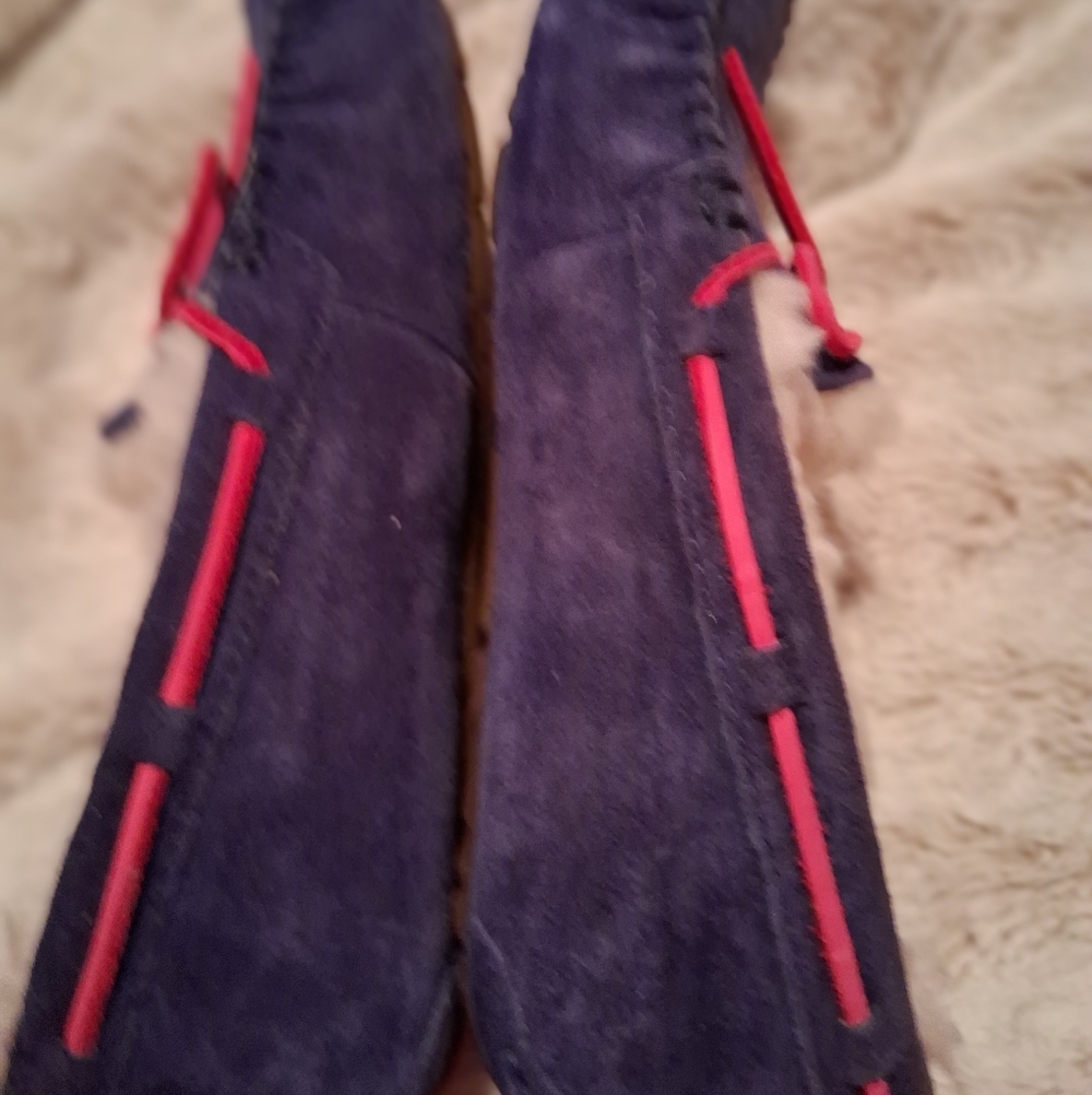 UGG Dark Blue Slippers with Pink Laces - Picture 2 of 4